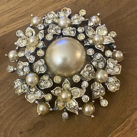 VTG, Round Snowflake Silver-Tone Faux Pearl & Rhinestone Brooch Signed, Kramer - Picture 2 of 8